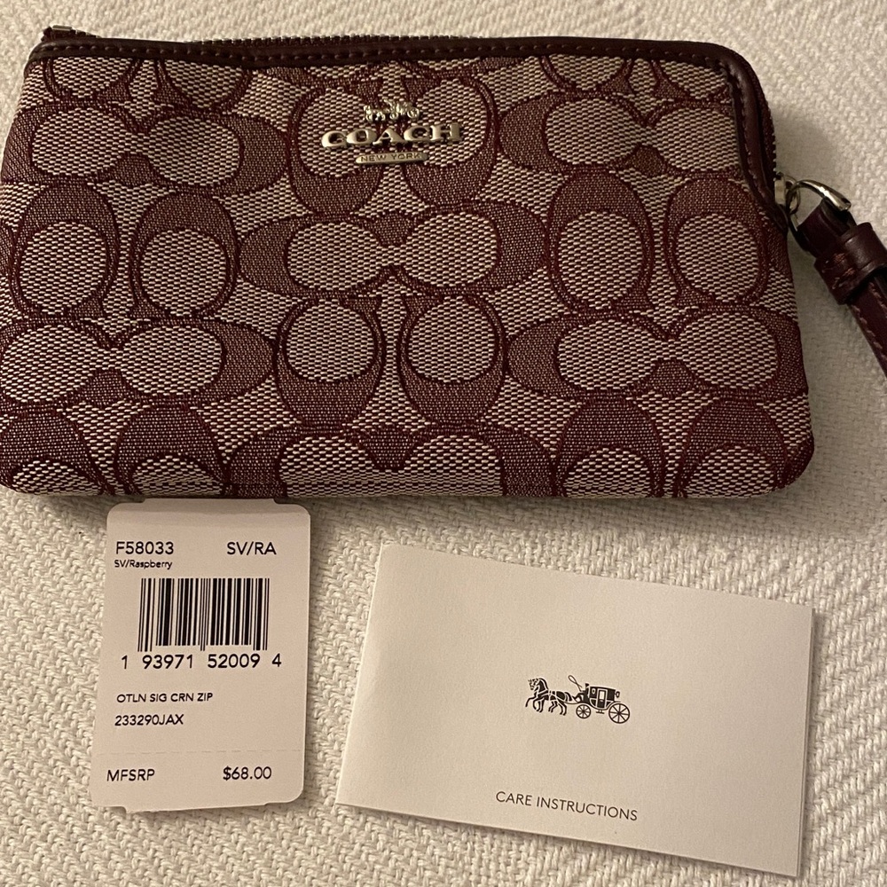 🦩Coach Signature Plum burgundy Wristlet🦩